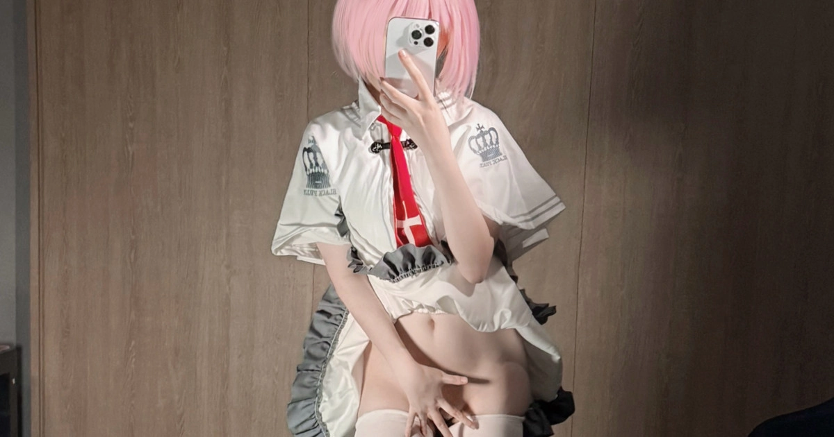 穿白色衣服的女人拍了一張自拍。