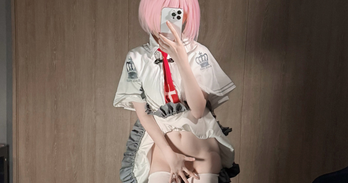 穿白色衣服的女人拍了一张自拍。