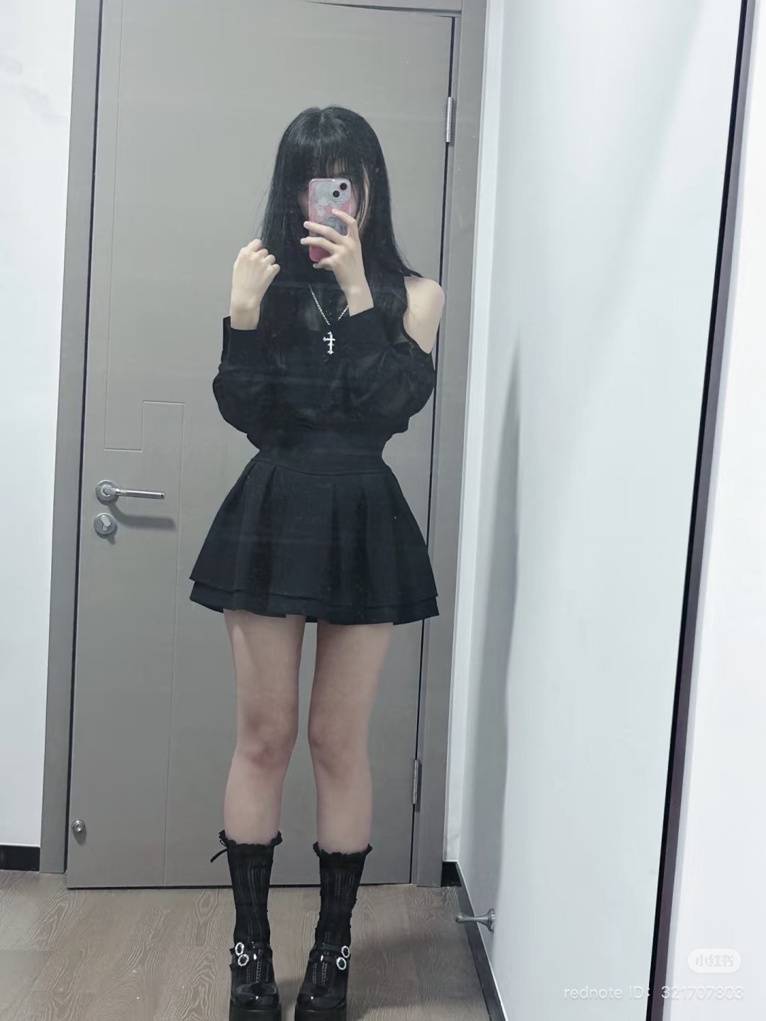 女人在镜子里拍自拍。