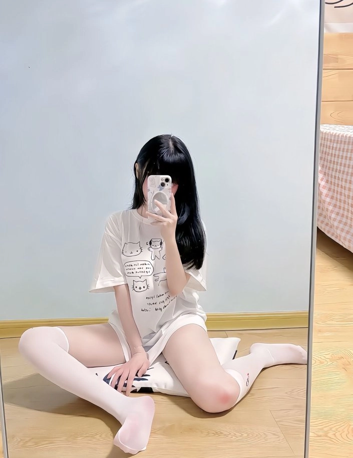 女人在镜子前拍自拍。