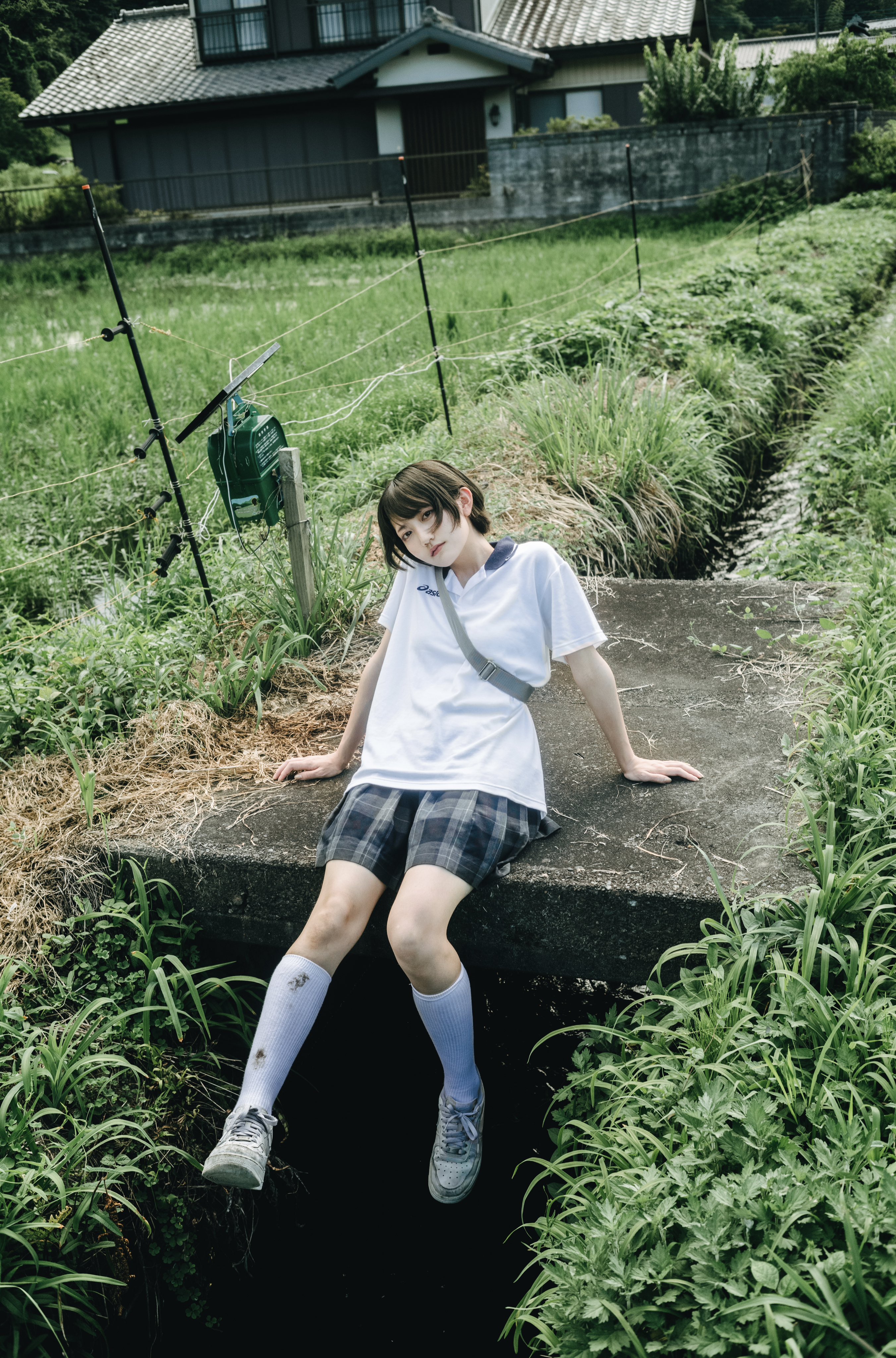 穿着白色衬衫和背包的女人。