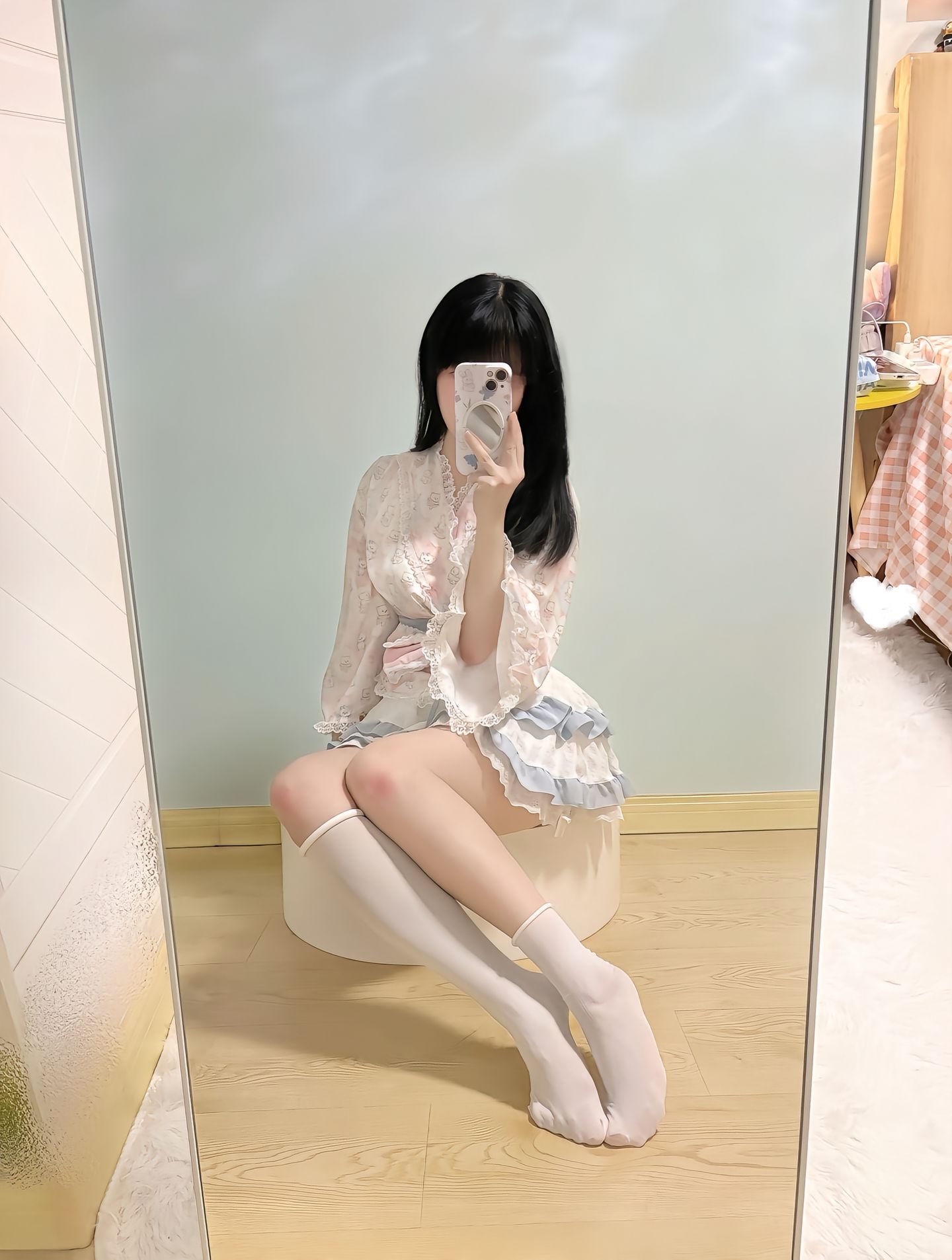 女人在镜子里拍自拍。