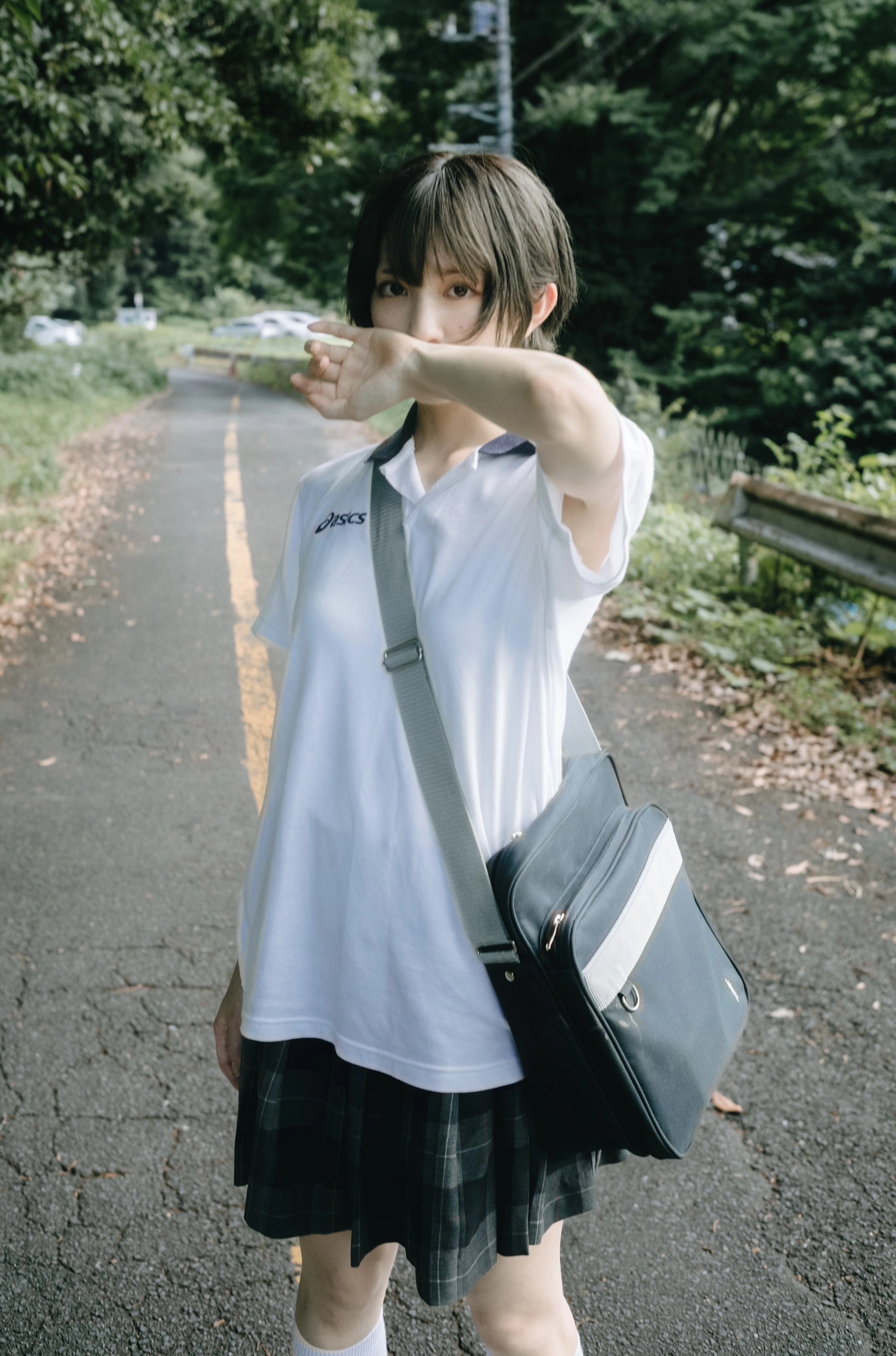 穿着白色衬衫和背包的女人。