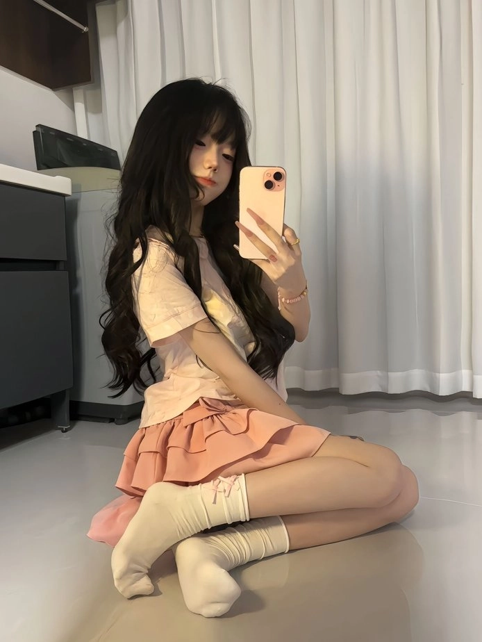 女人用她的粉红色手机拍自拍。