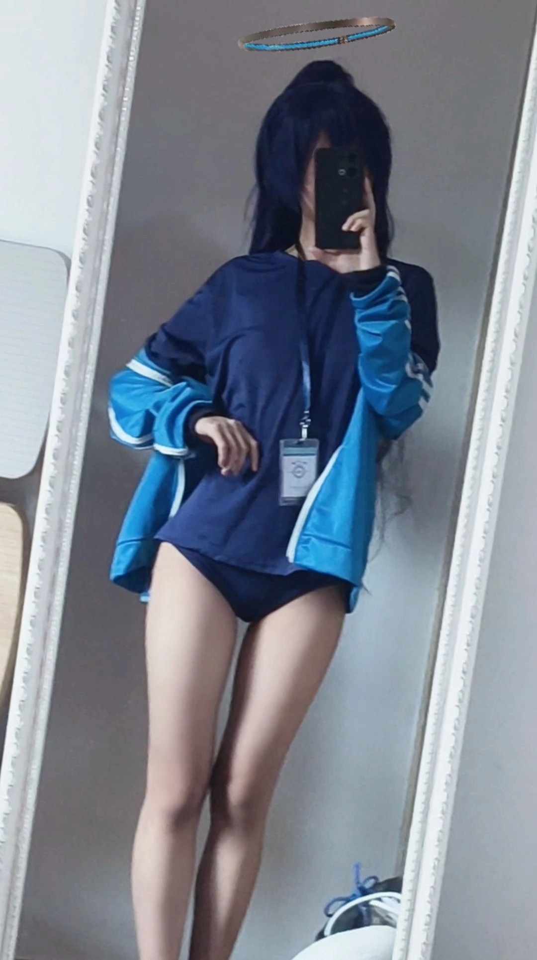 女人在镜子里拍自拍。