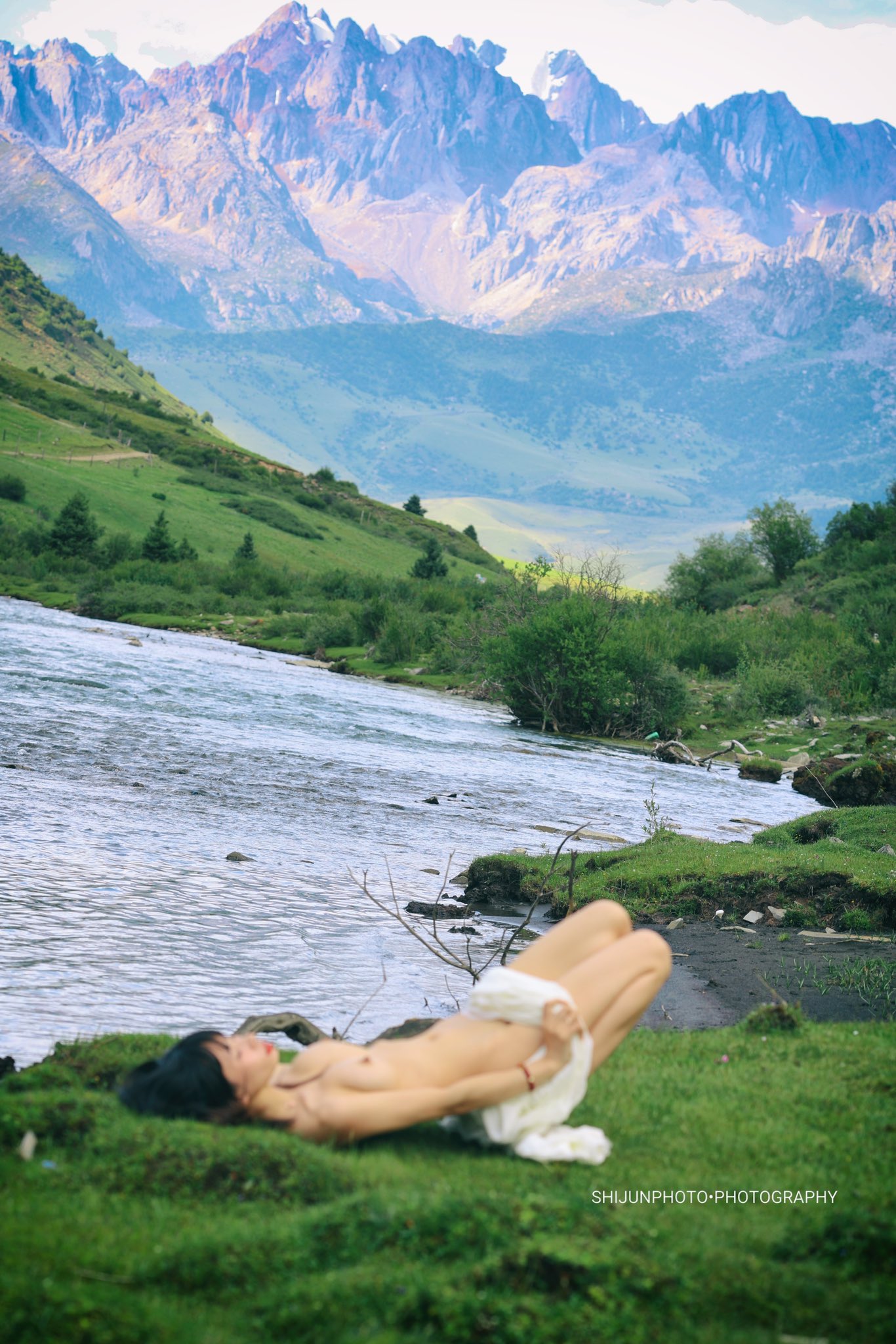 女人躺在草地上裸体。
