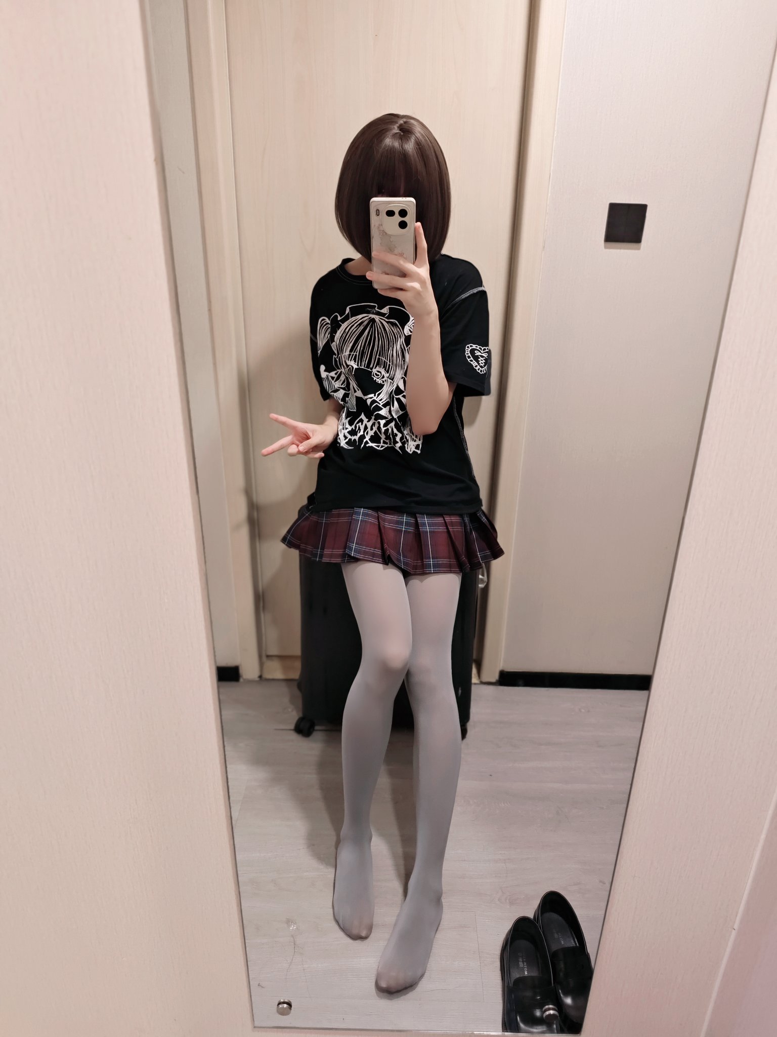 女人在镜子前拍自拍。