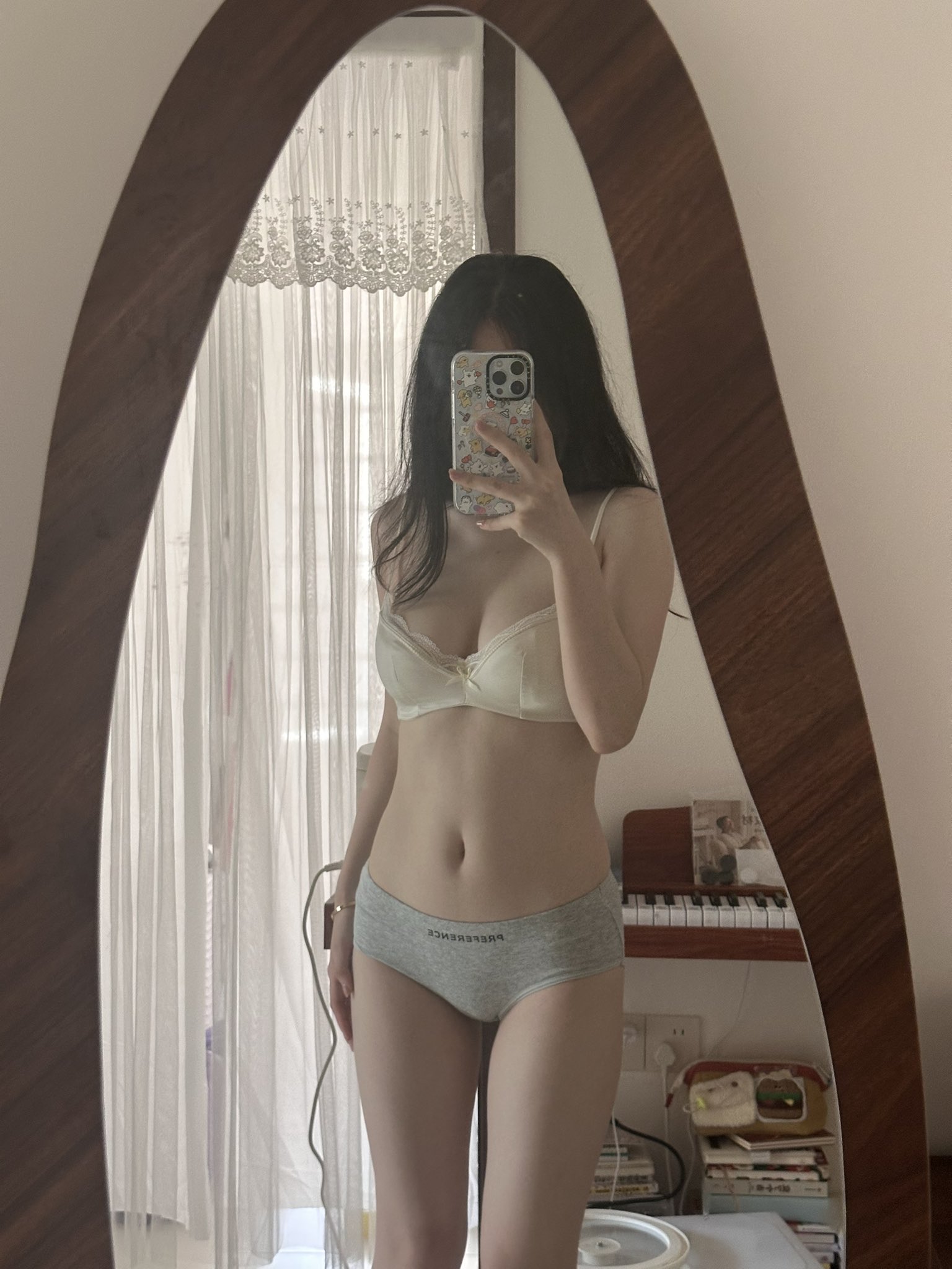 女人在镜子前拍自拍。