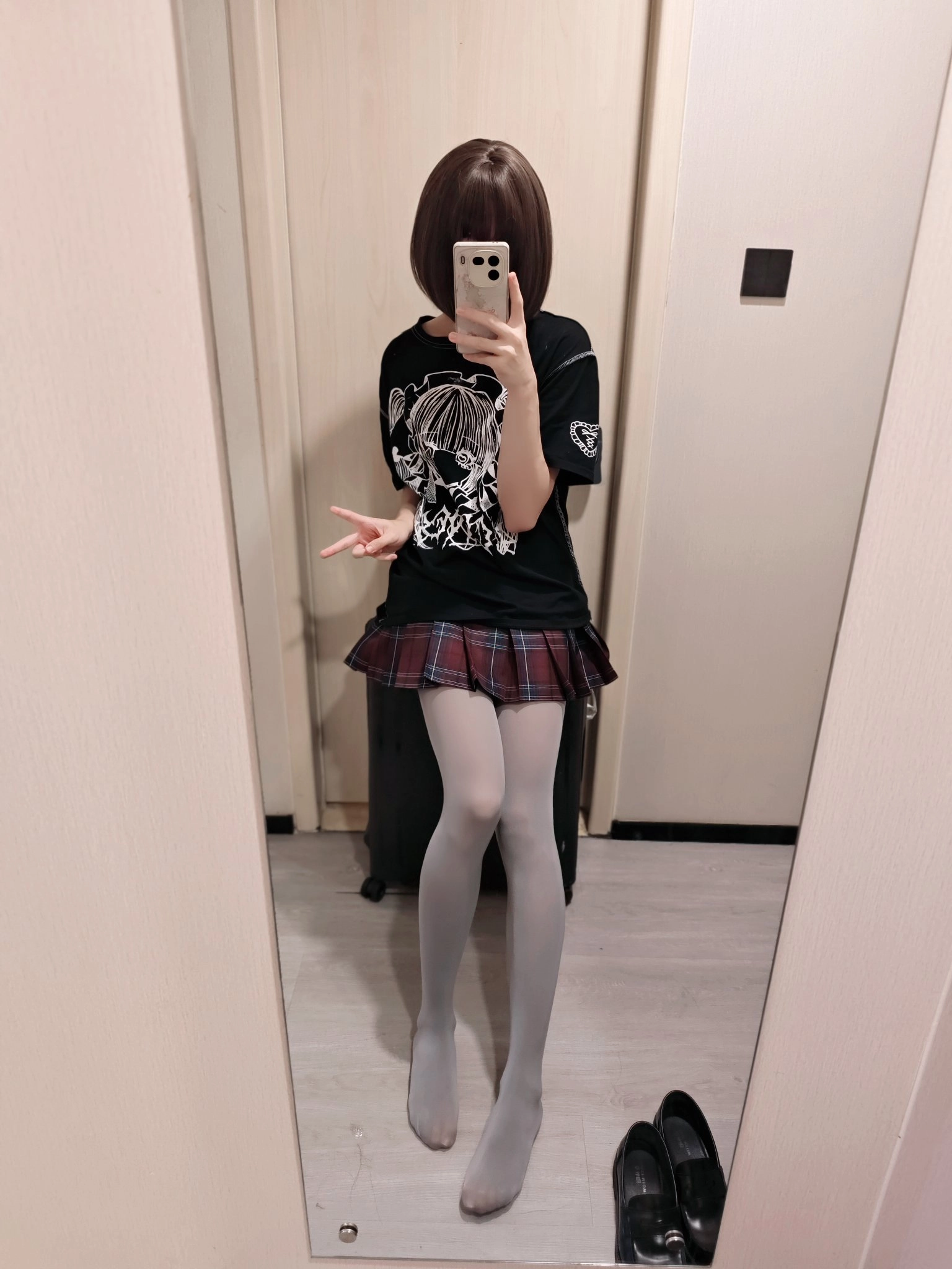 女人在镜子前拍自拍。