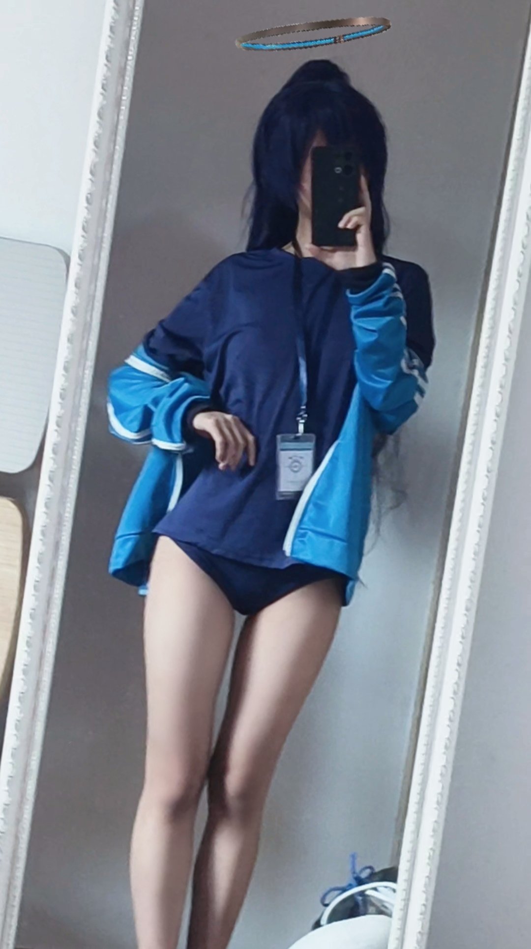 女人在镜子里拍自拍。