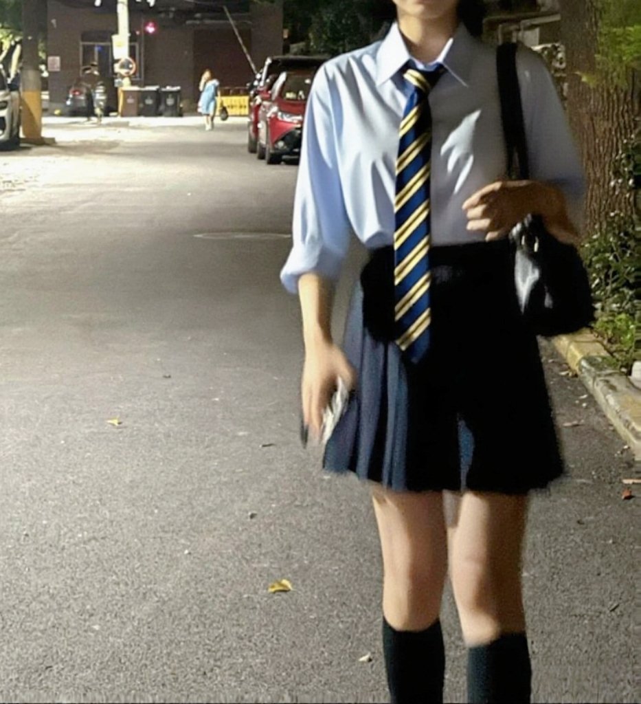 穿着蓝色衬衫和黄色领带的女孩。