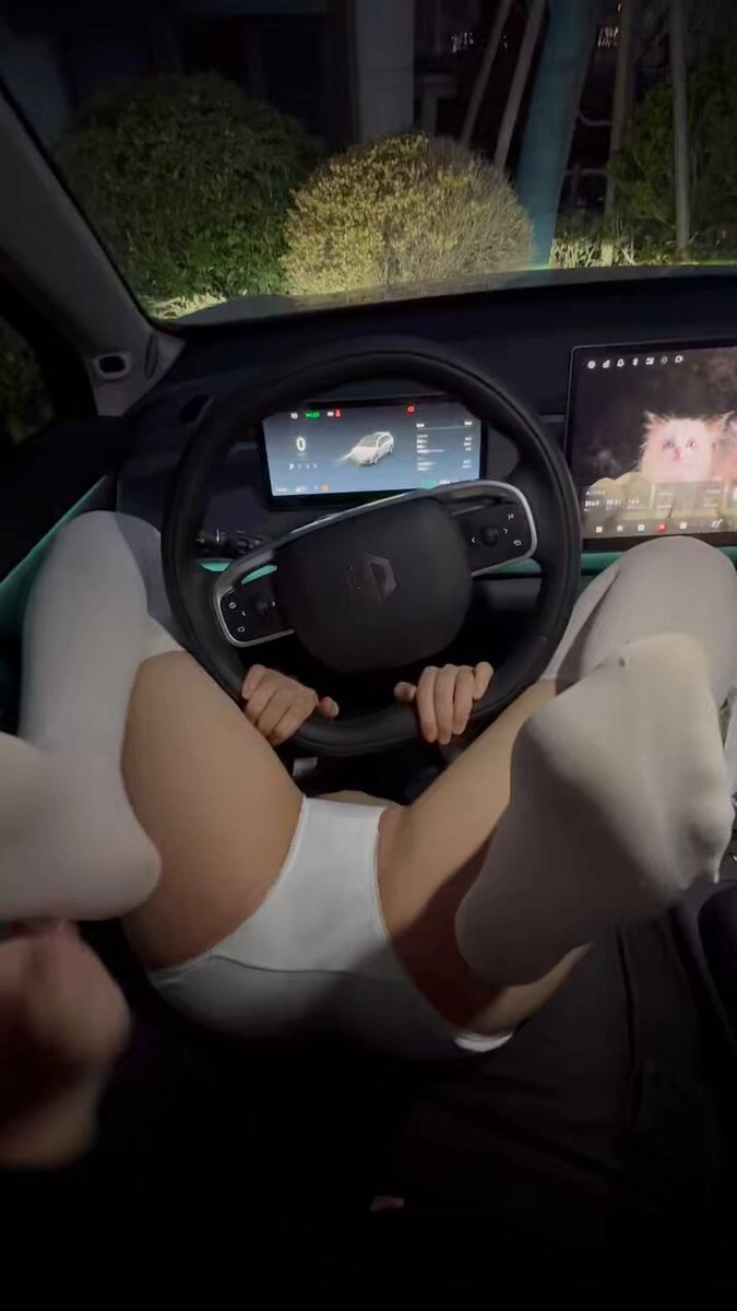 穿白衣的女人正在开车。