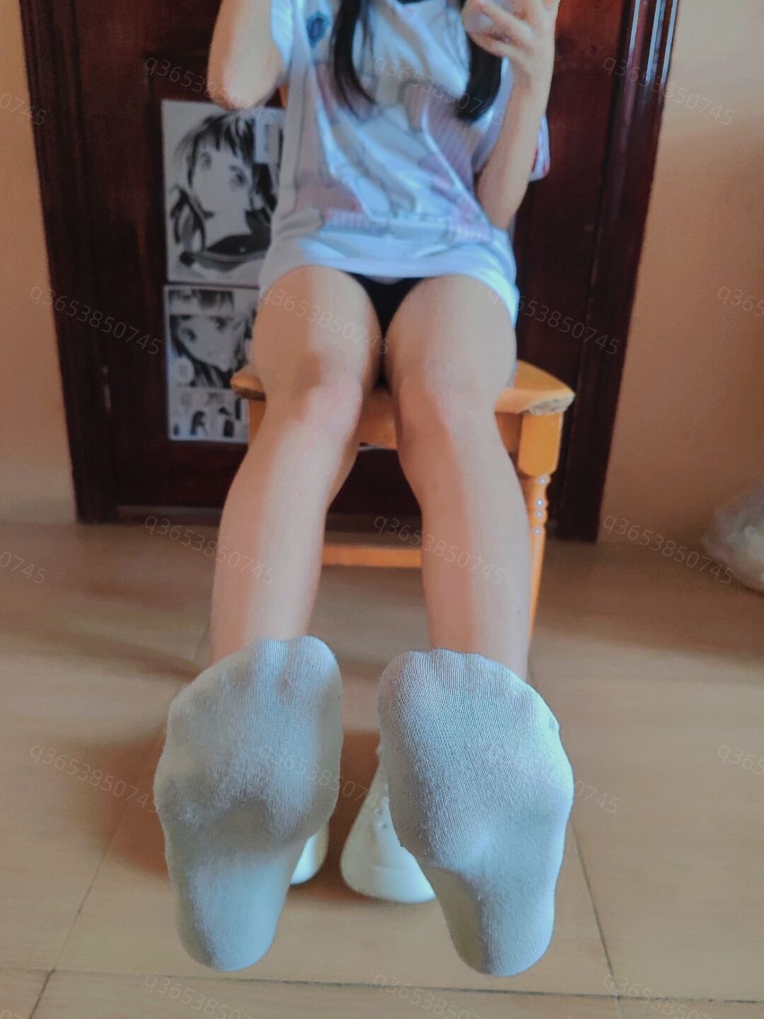 穿着白色袜子的女人坐在椅子上。