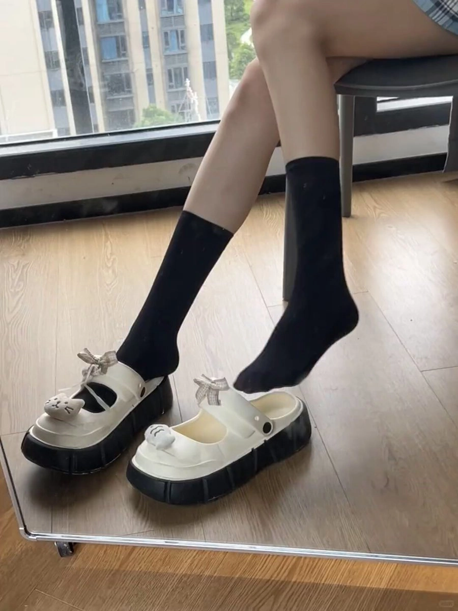 穿黑袜子和白鞋的女人。