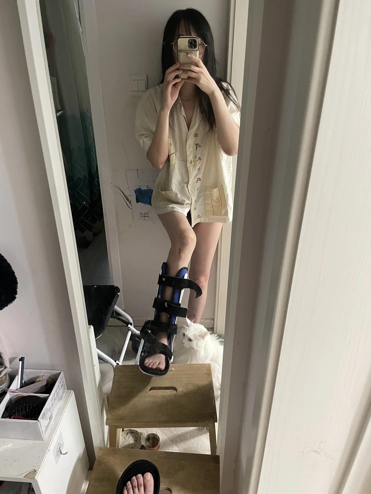 腿骨折的女人拍了一张自拍。