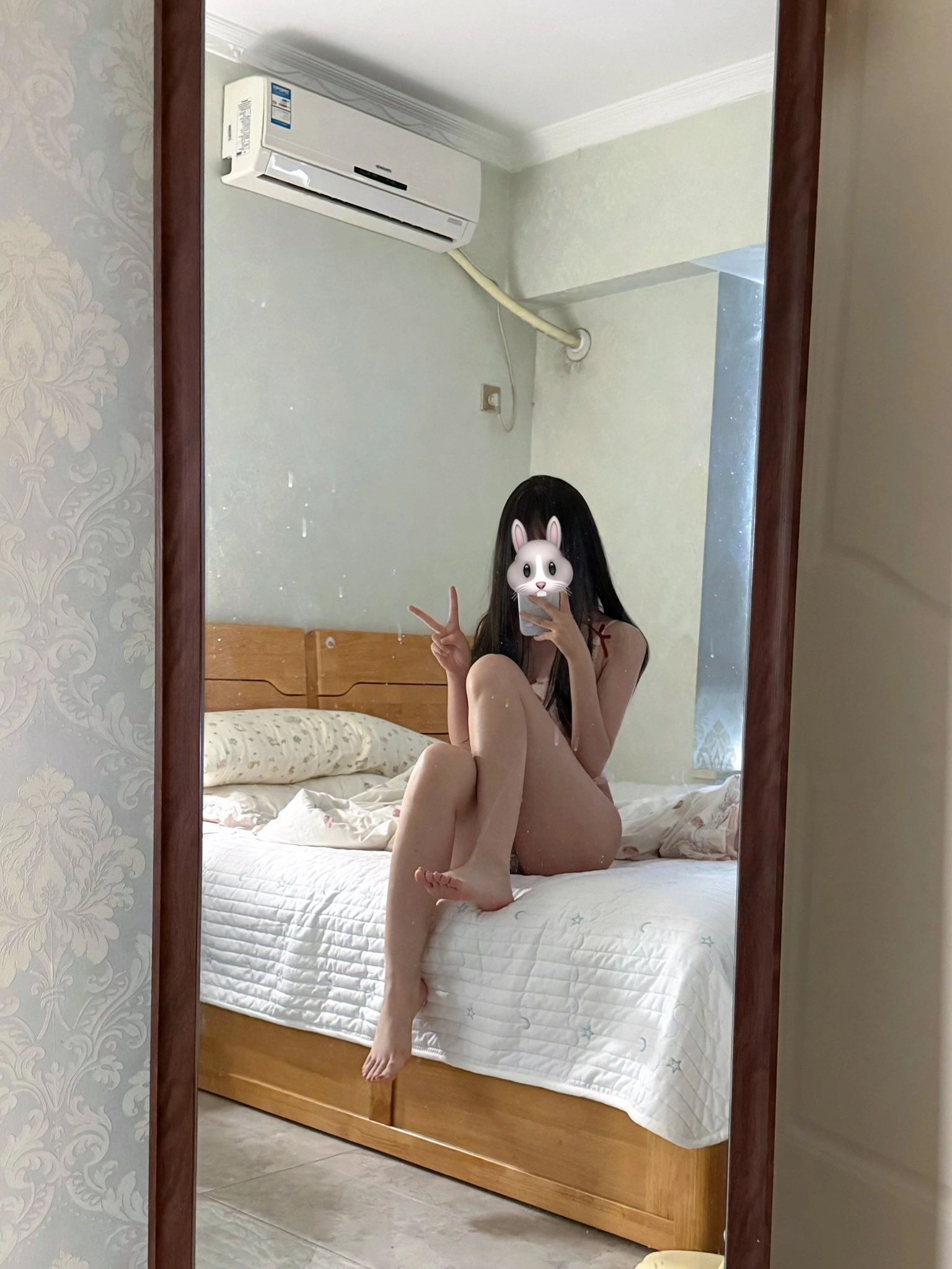 女人在卧室里拍自拍。