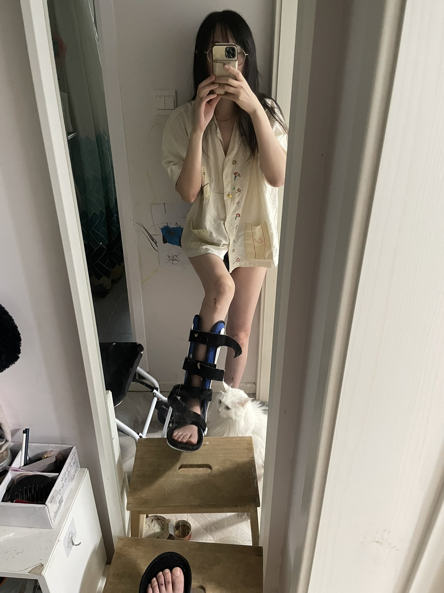 腿骨折的女人拍了一张自拍。