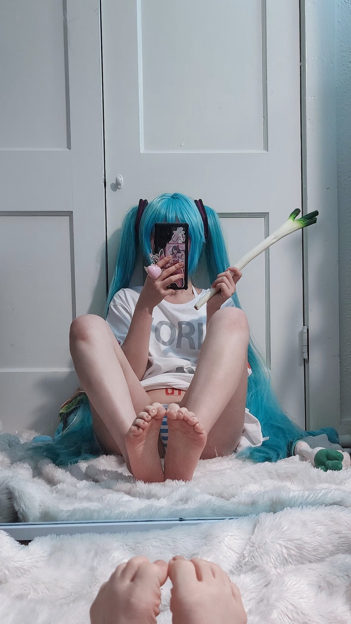 蓝头发的女人和一个粉红色的手机。