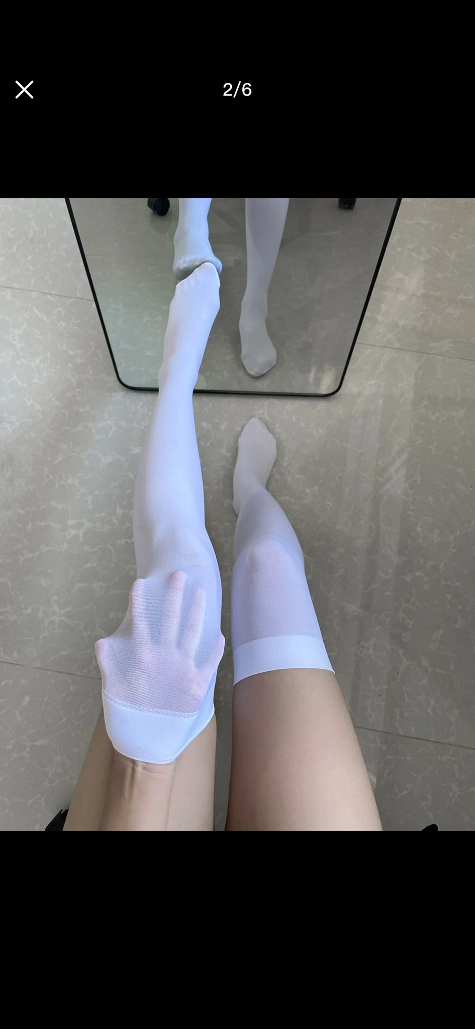 人的腿有白袜子和一只手有白色手套。