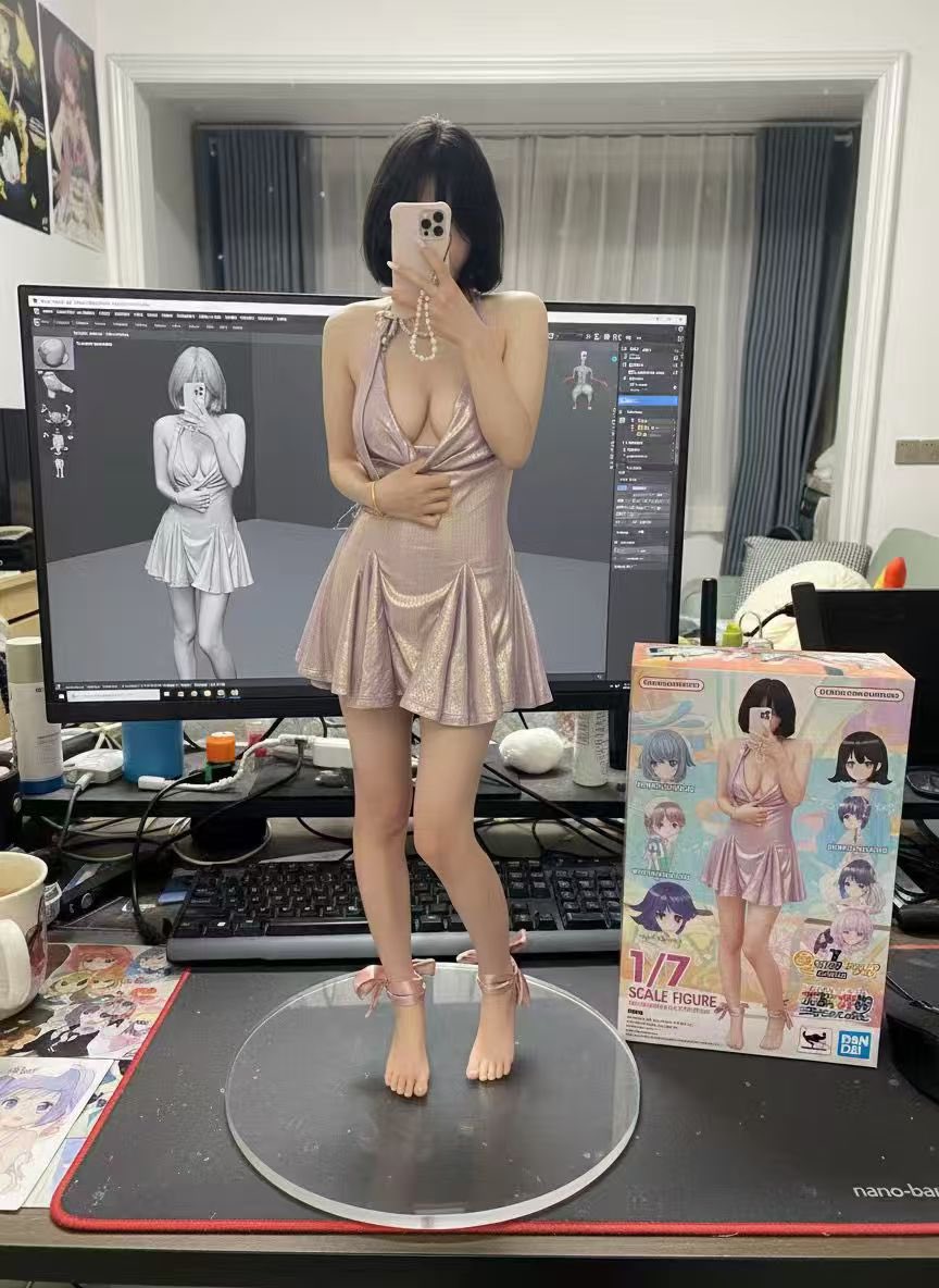 女人在电脑前拍个自拍。