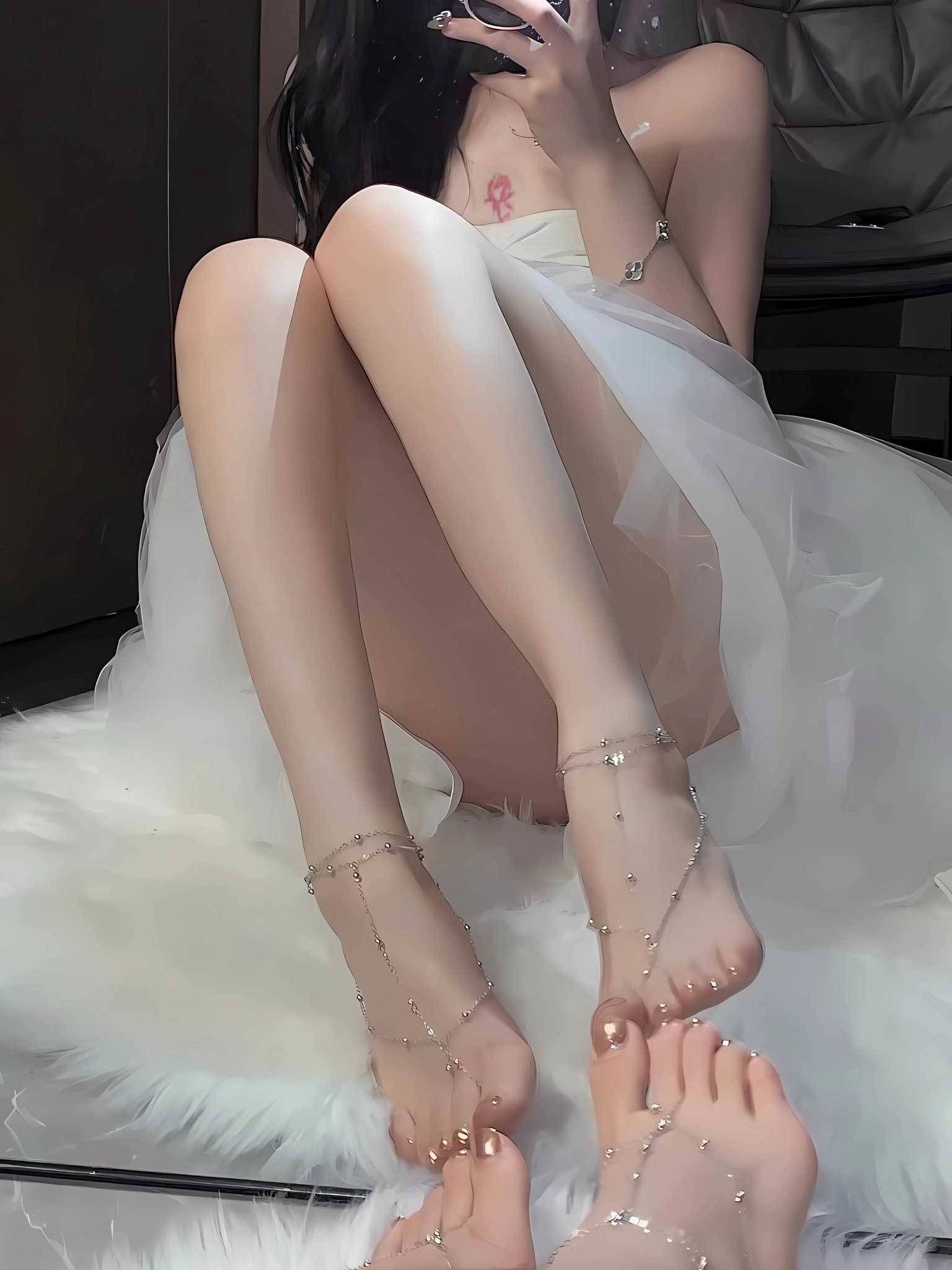 穿着白色裙子和珠宝的女人坐在一个白色的毛皮上。