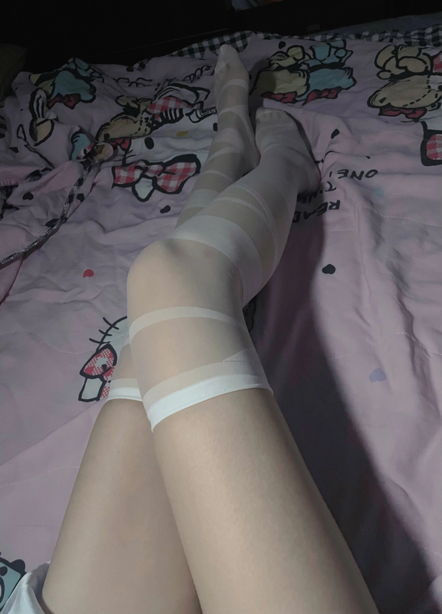 穿着Hello Kitty袜子的人。