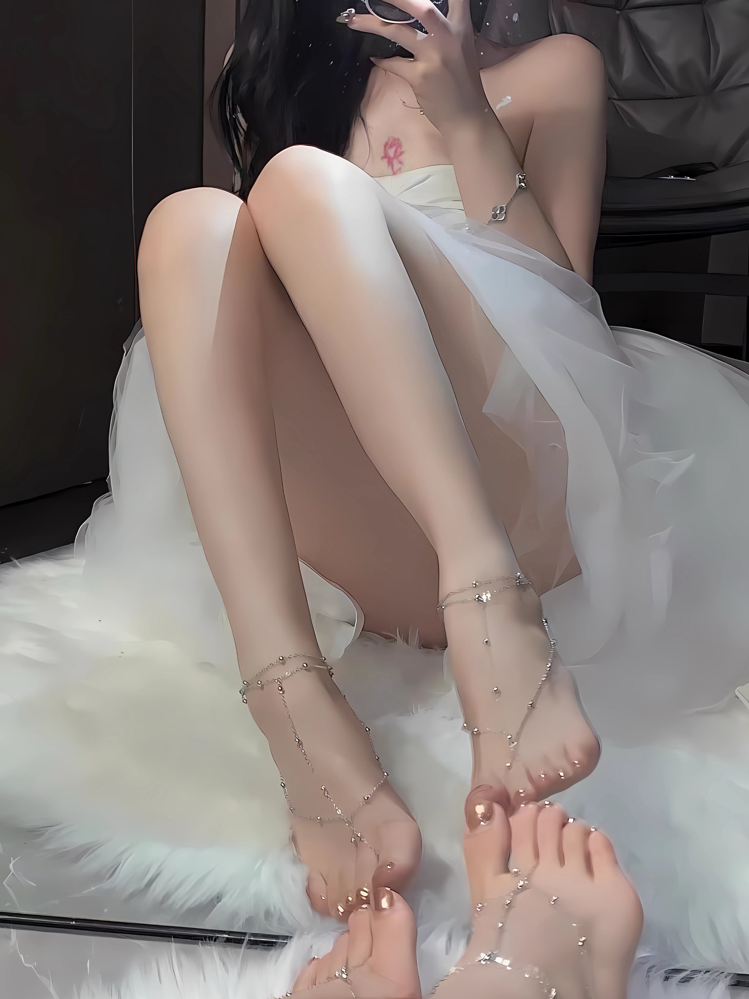 穿着白色裙子和珠宝的女人坐在一个白色的毛皮上。