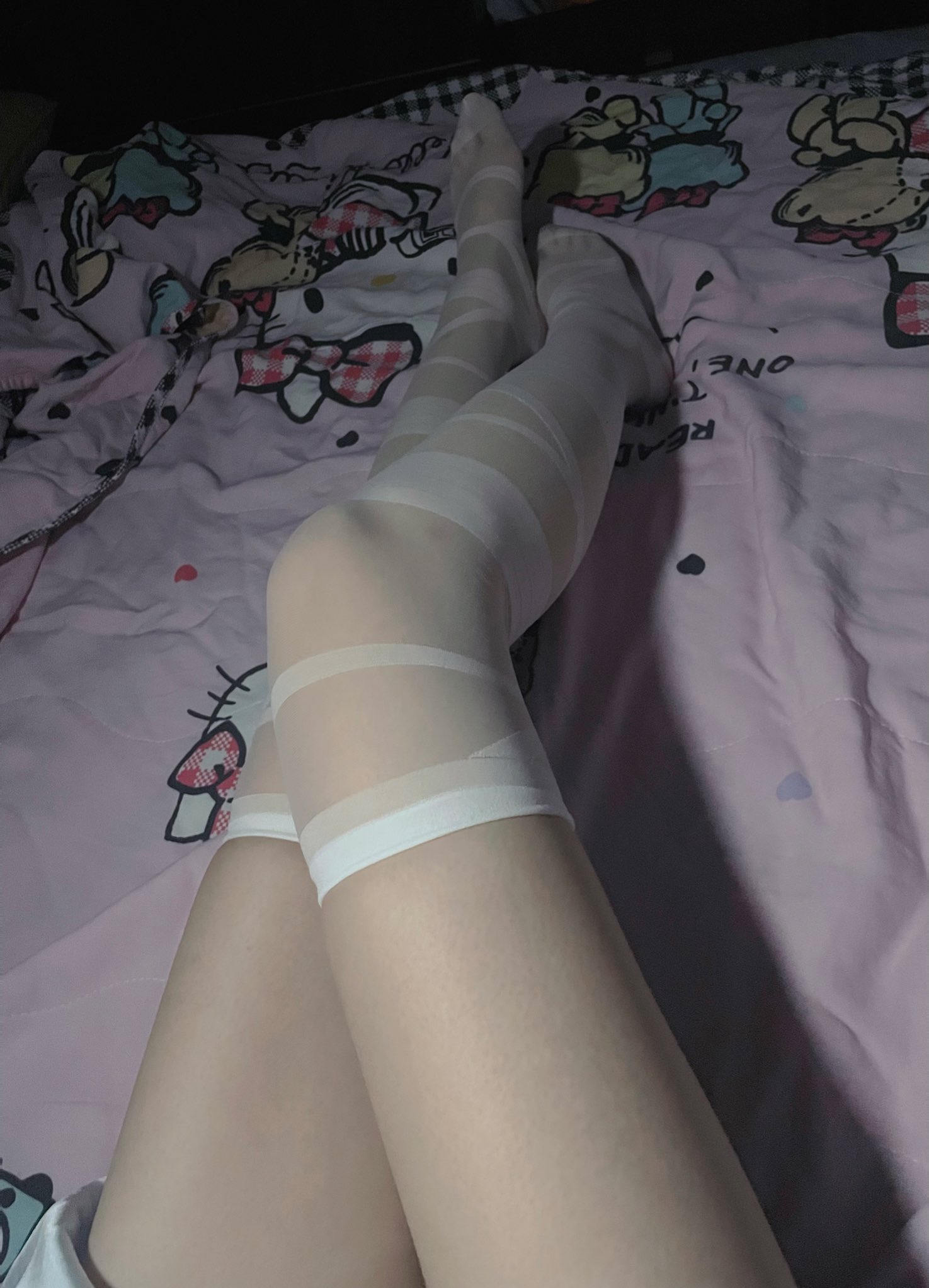 穿着Hello Kitty袜子的人。