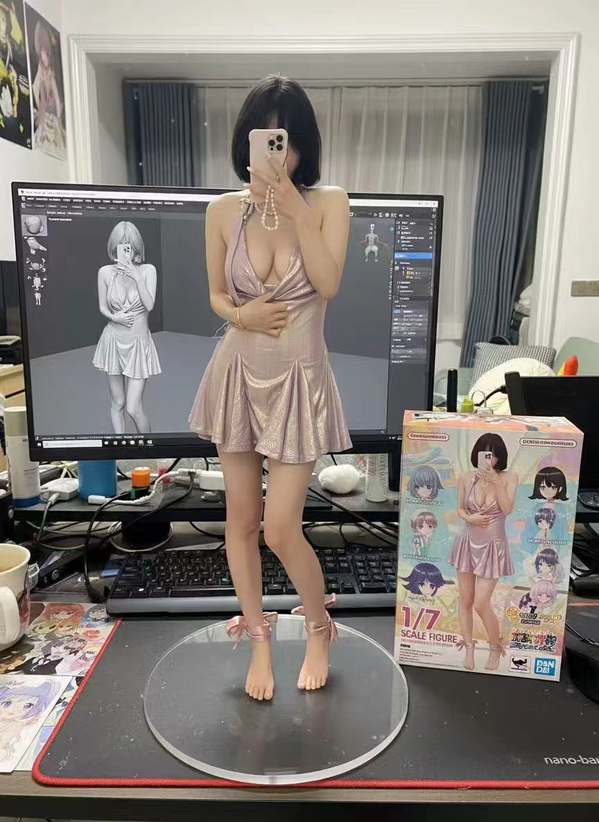 女人在电脑前拍个自拍。