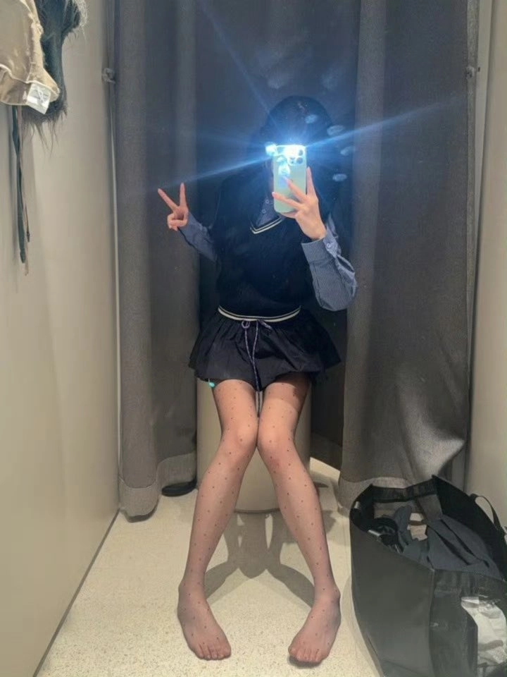 女人在更衣室里拍自拍。