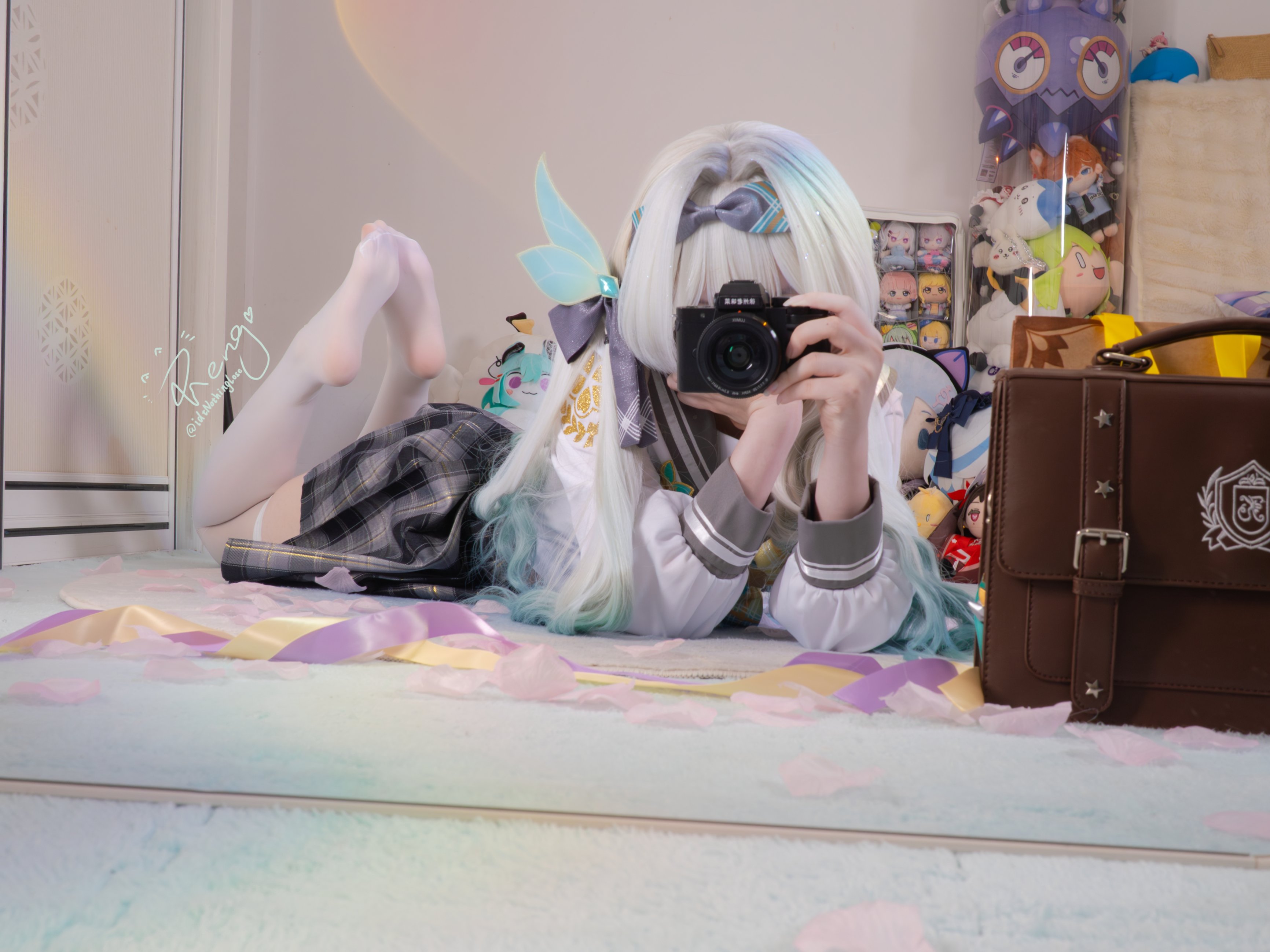 女孩带着相机拍了一张自拍。