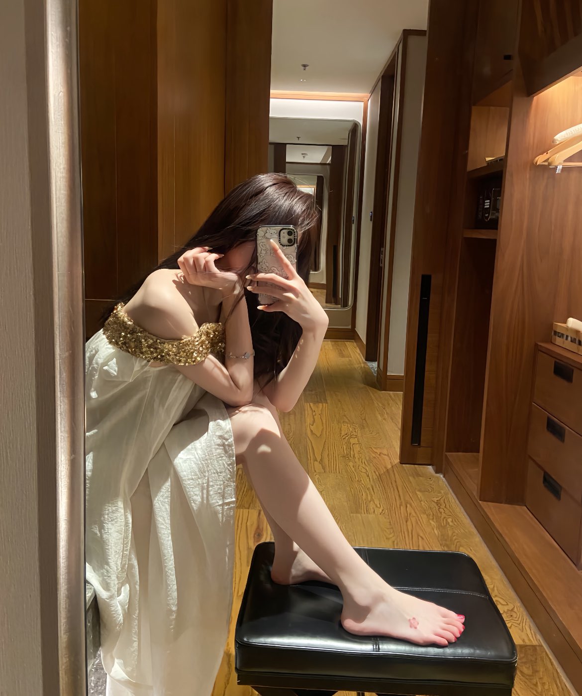 女人在镜子里拍自拍。