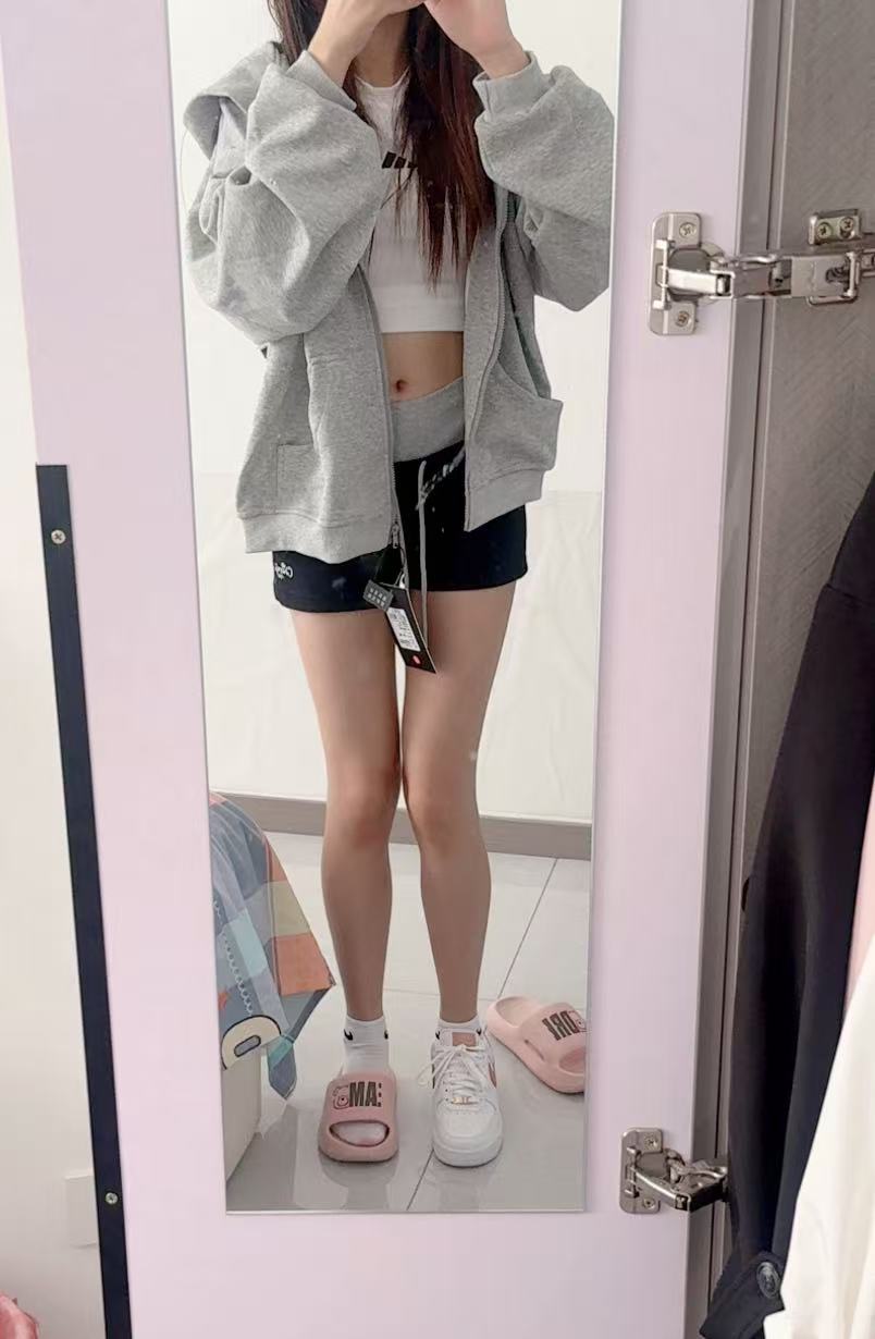 女人在镜子前拍自拍。