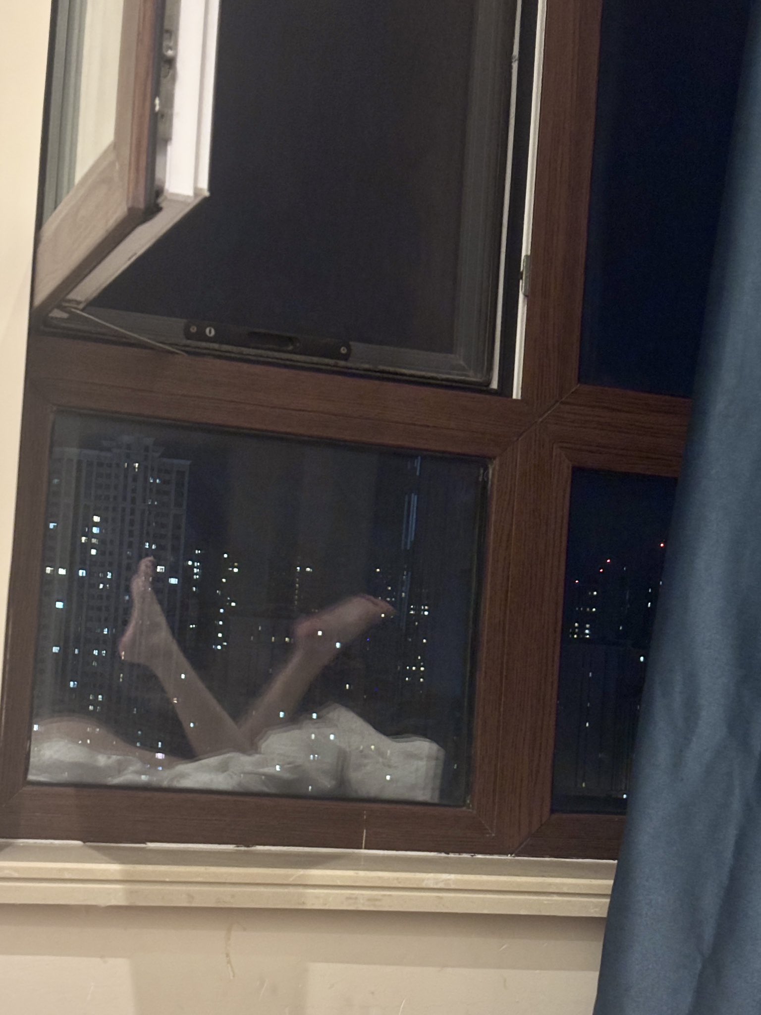 人躺在一个浴缸里,有城市景色。