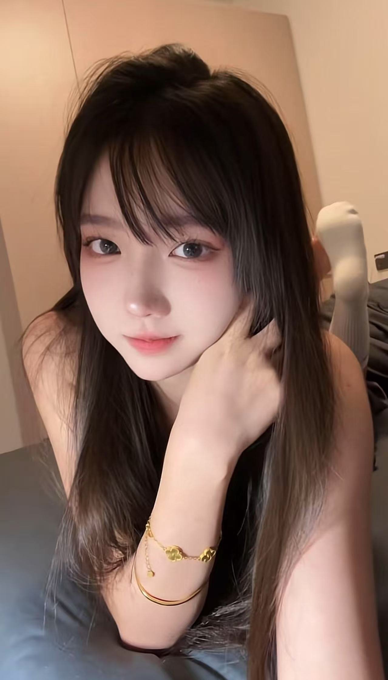 长头发的女人,手腕上有黄金手表。