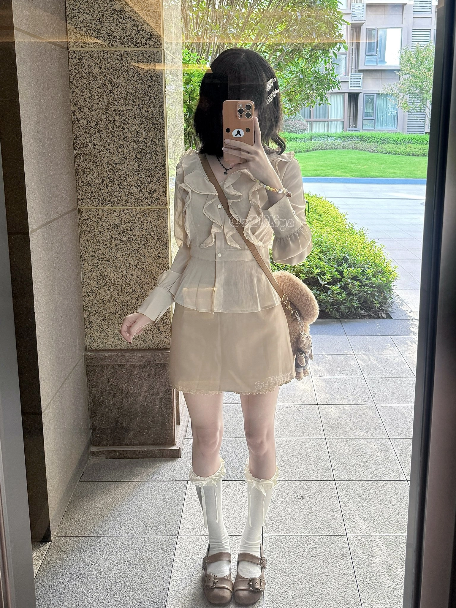 一位穿着白色裙子和靴子的女人拍了一张自拍。