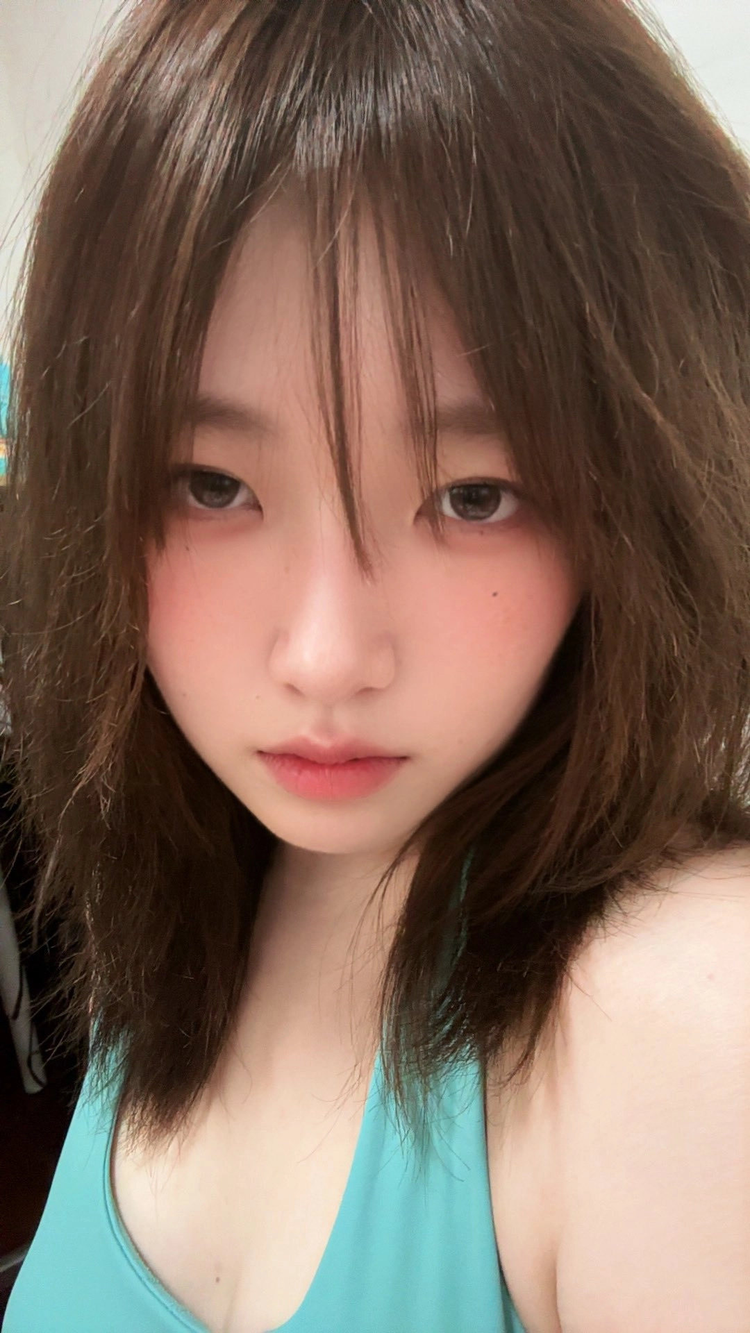 黑头发和粉红鼻子的女人。