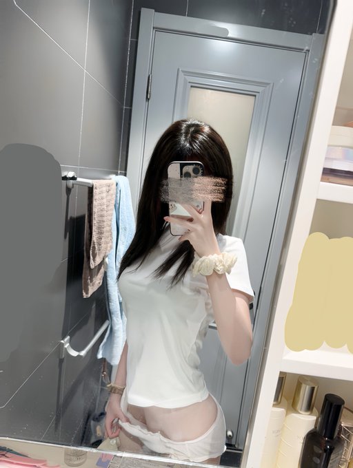 女人在浴室里拍个自拍。