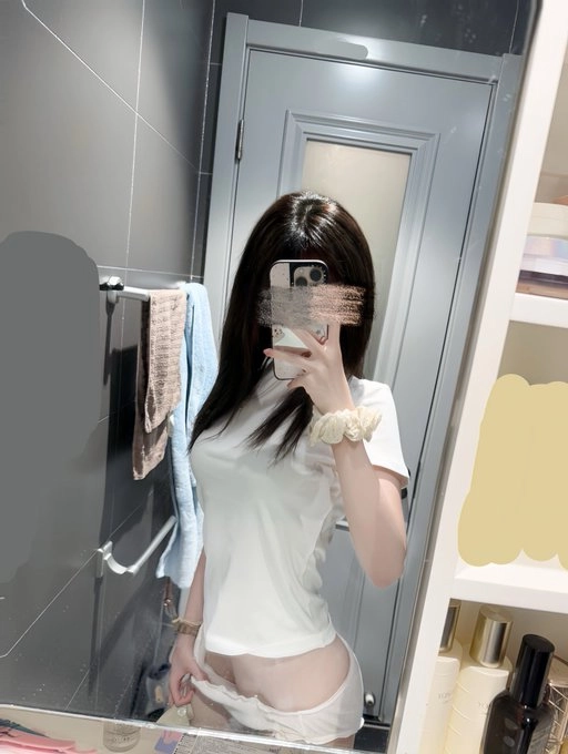 女人在浴室里拍个自拍。