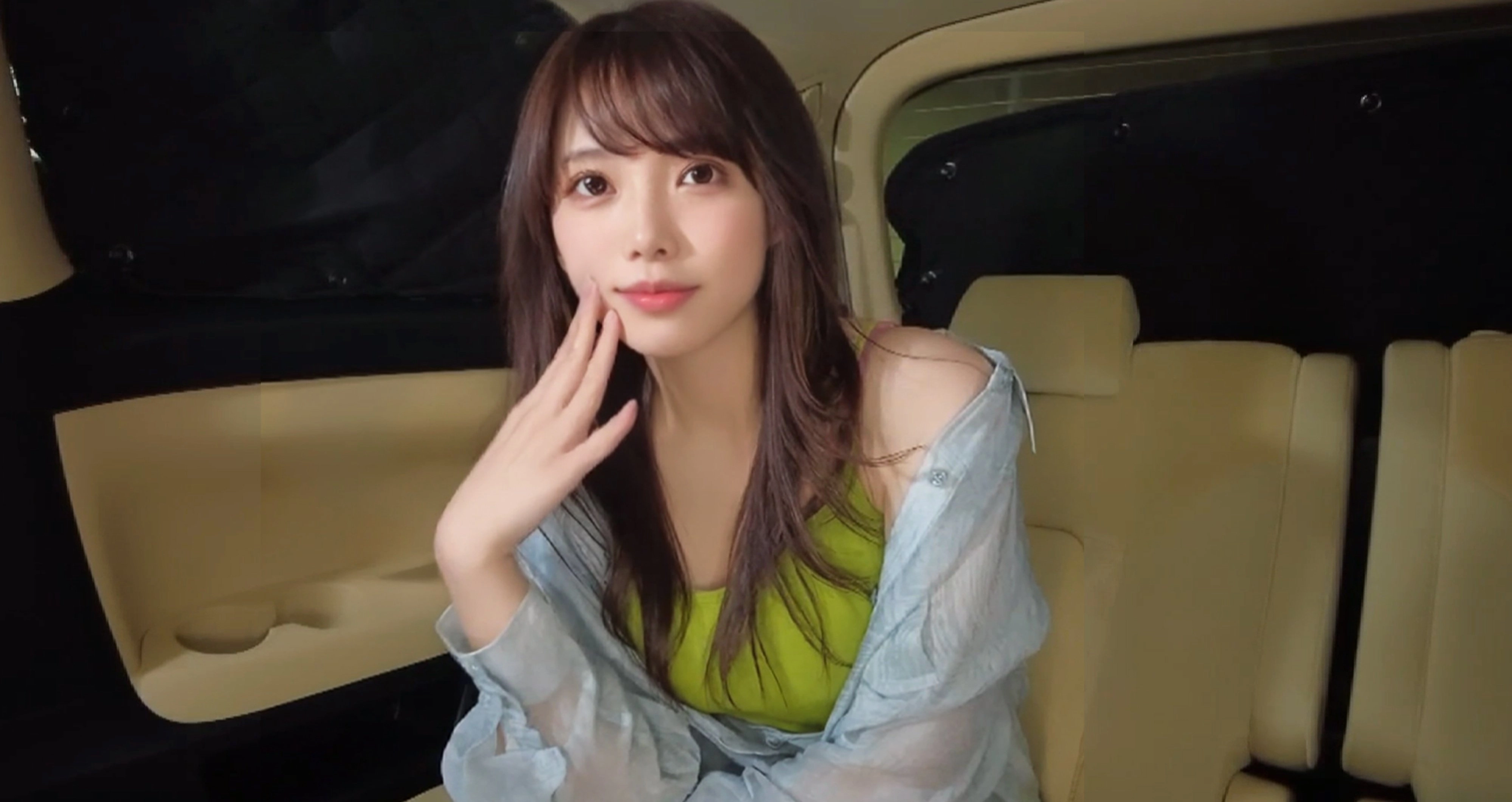 长头发的女人和一件绿色的衬衫。