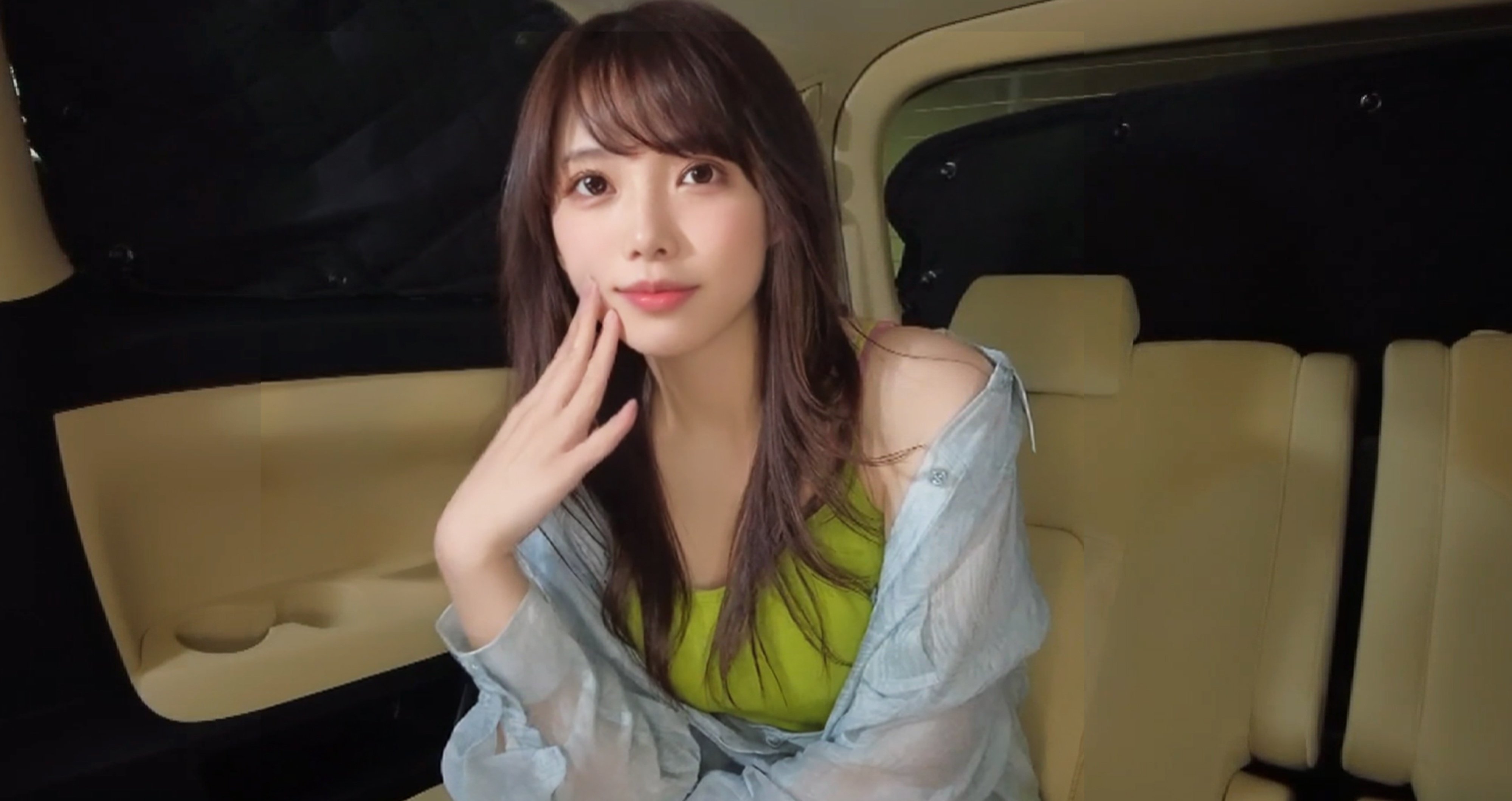 长头发的女人和一件绿色的衬衫。