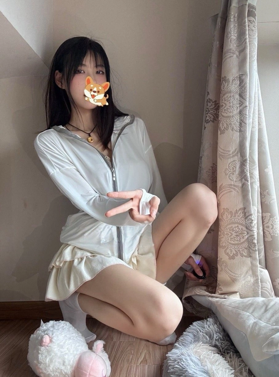 女人的嘴里有一只动物,为她画一张照片。