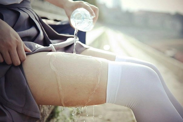 人在他的腿上浇水。