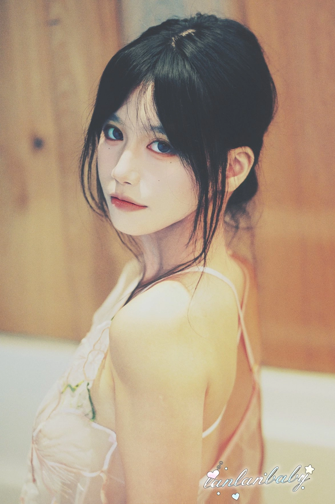 长发的女人,一个粉红色的裙子。