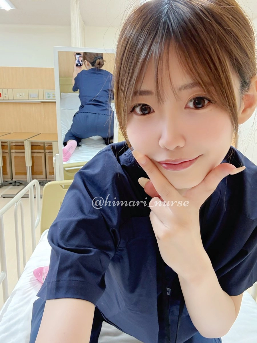 女人在医院的房间里拍了一张自拍。