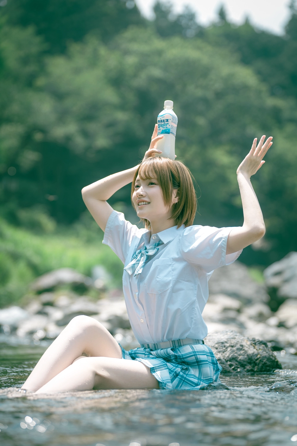 女人头上拿着一瓶。