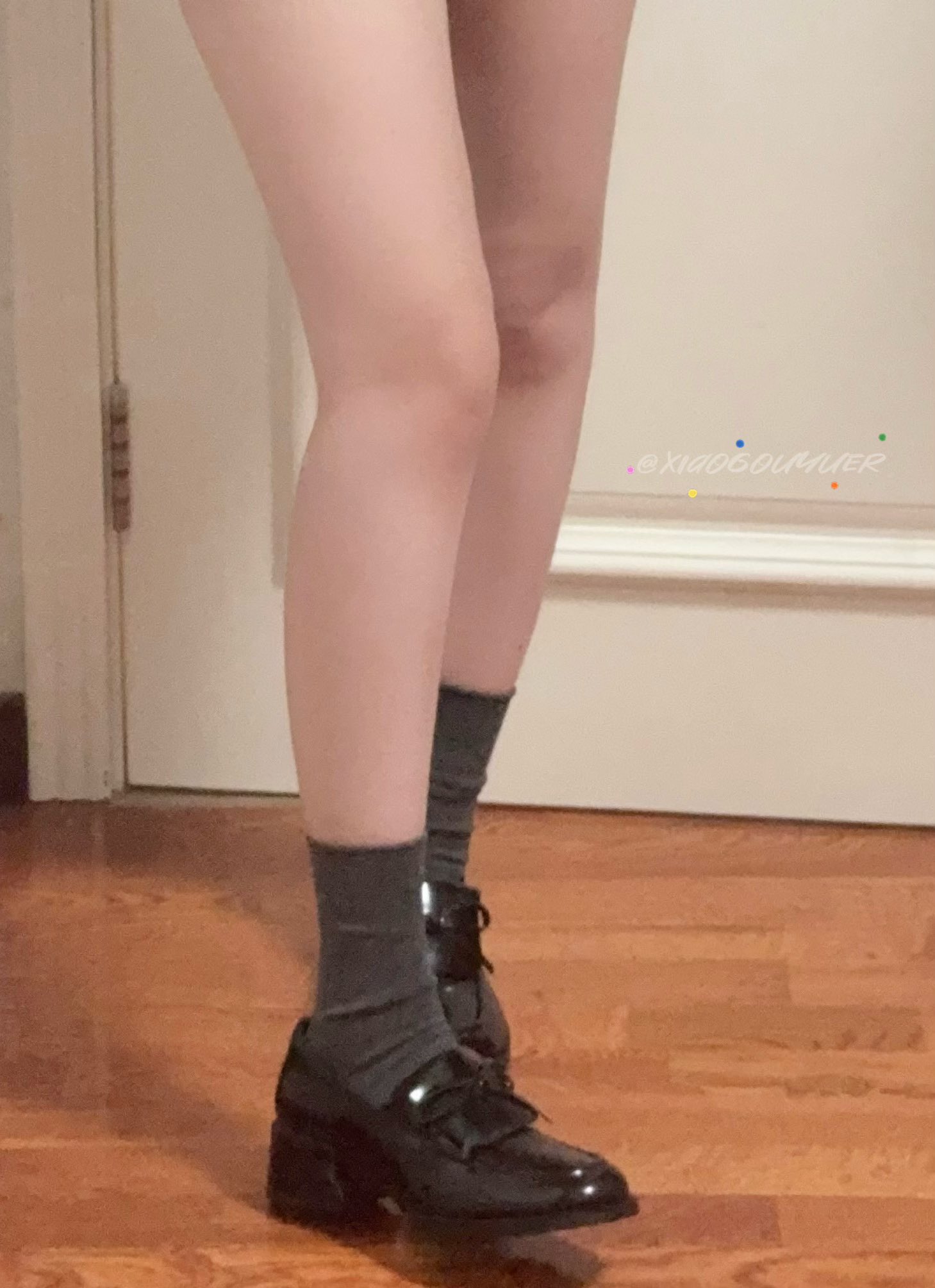 穿着黑色鞋子和灰色的袜子的女人。