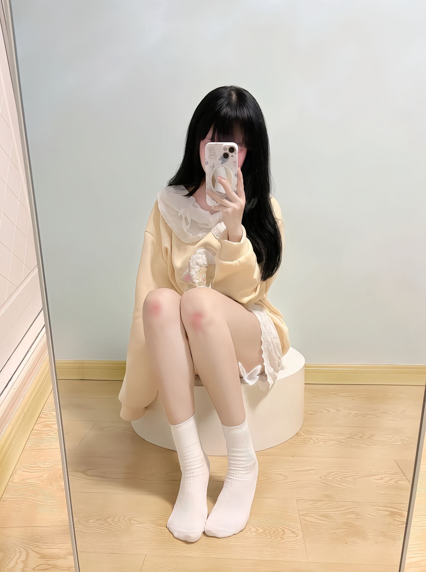 女人在镜子里拍自拍。