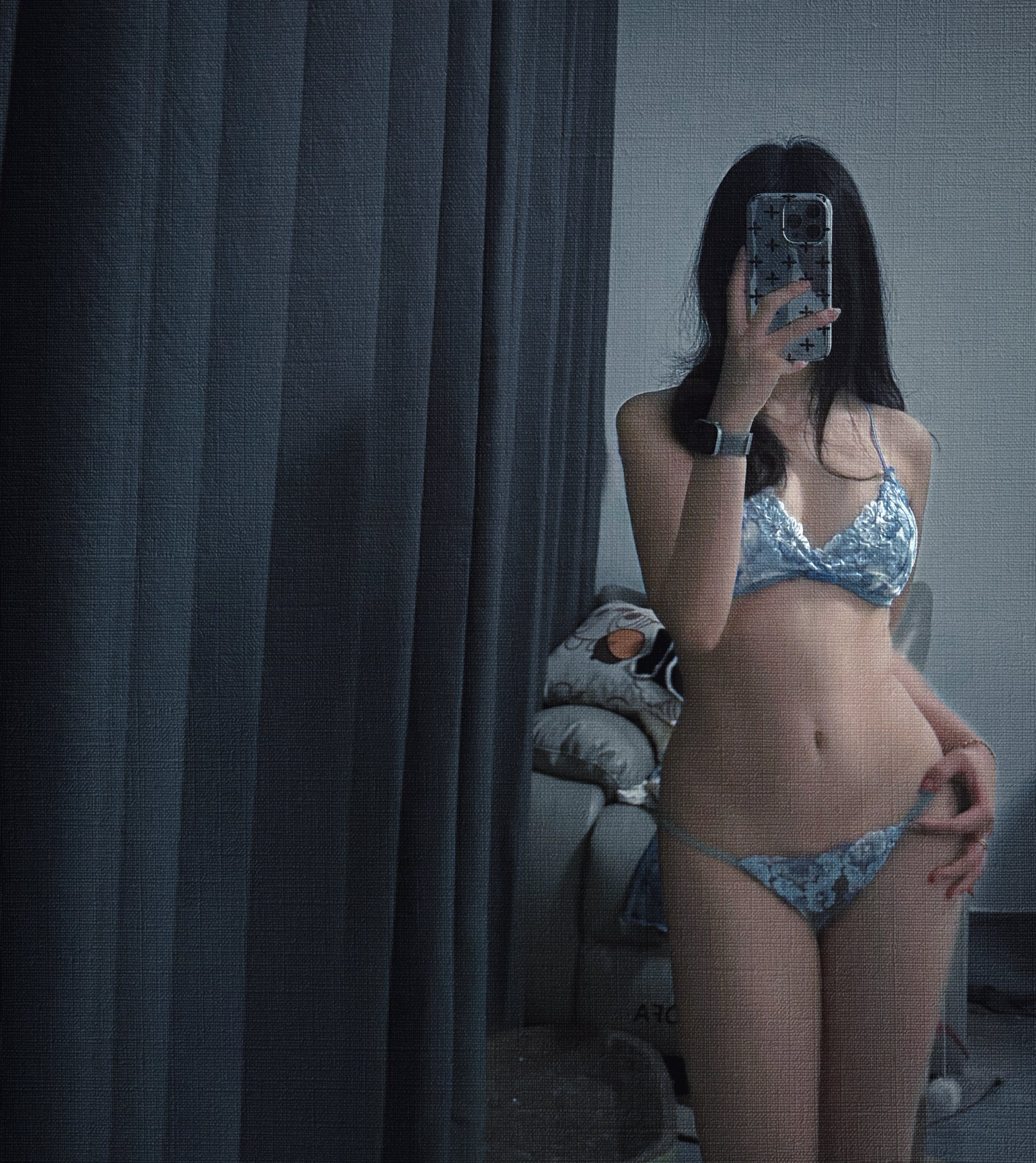 女人在镜子里拍自拍。