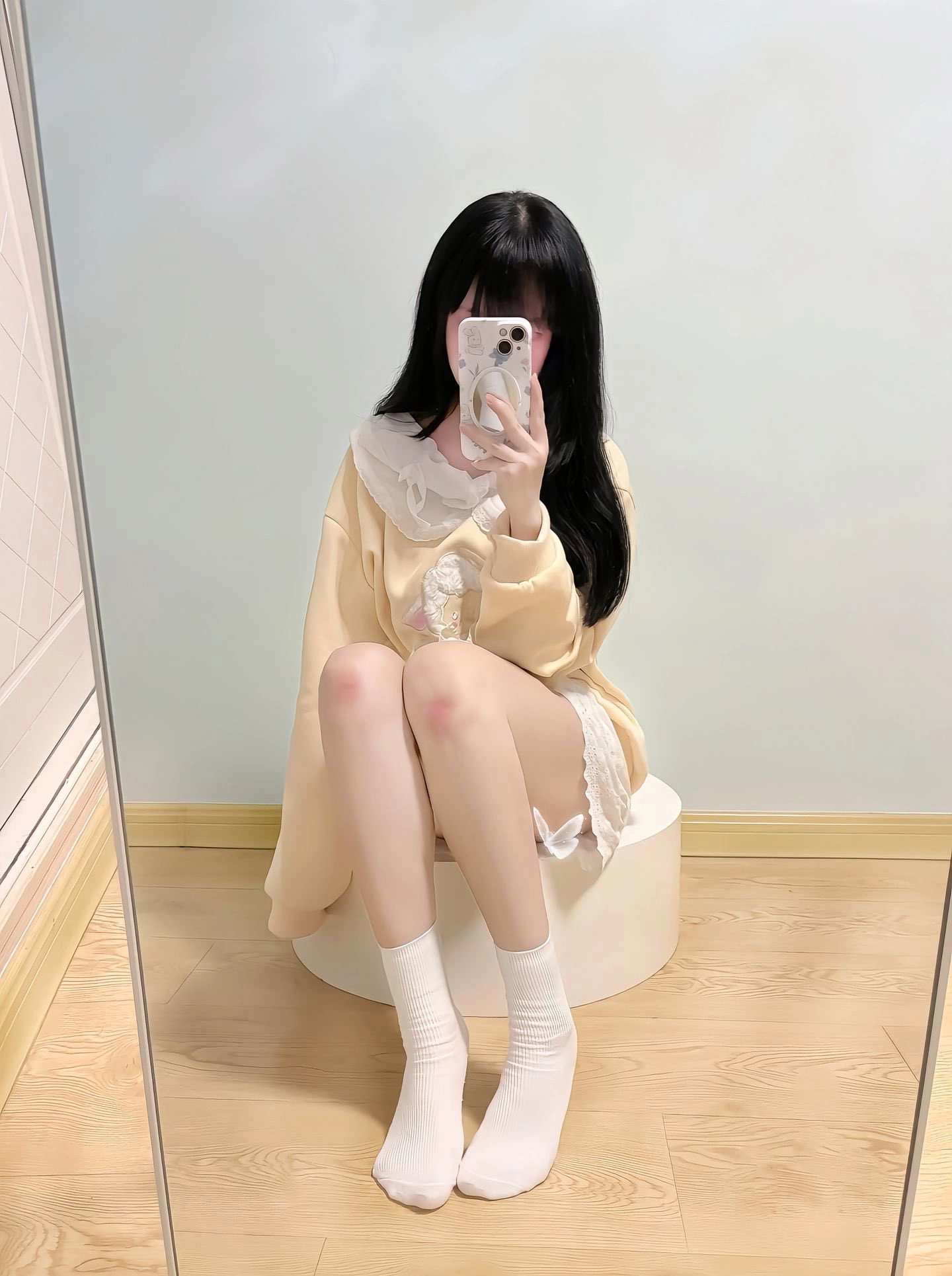 女人在镜子里拍自拍。